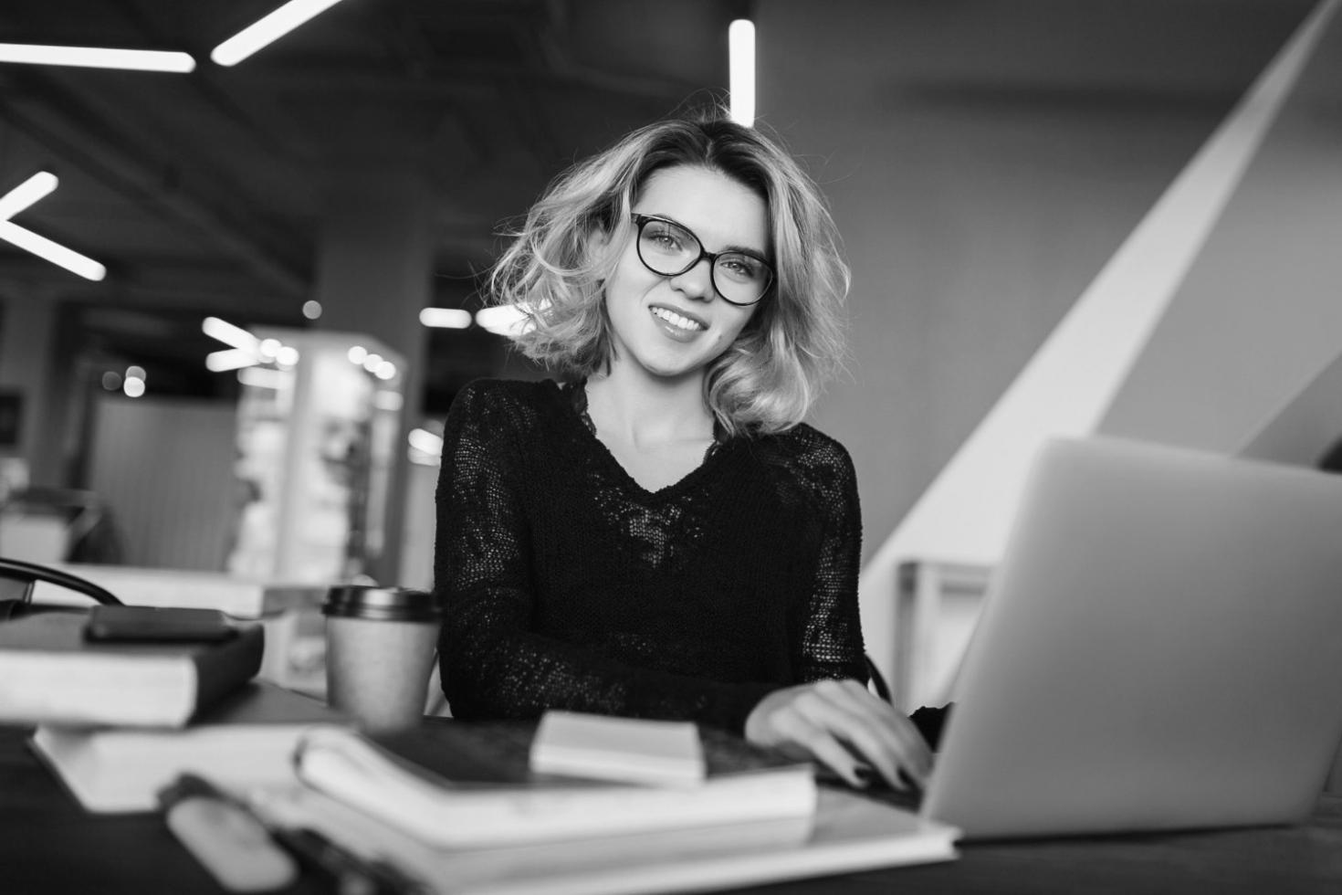 Discussion entre investisseurs autour d'une table de réunion