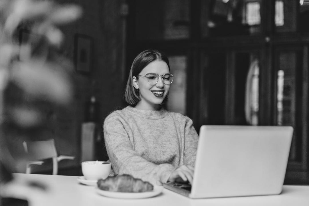 Environnement de travail moderne avec écrans d'analyse financière