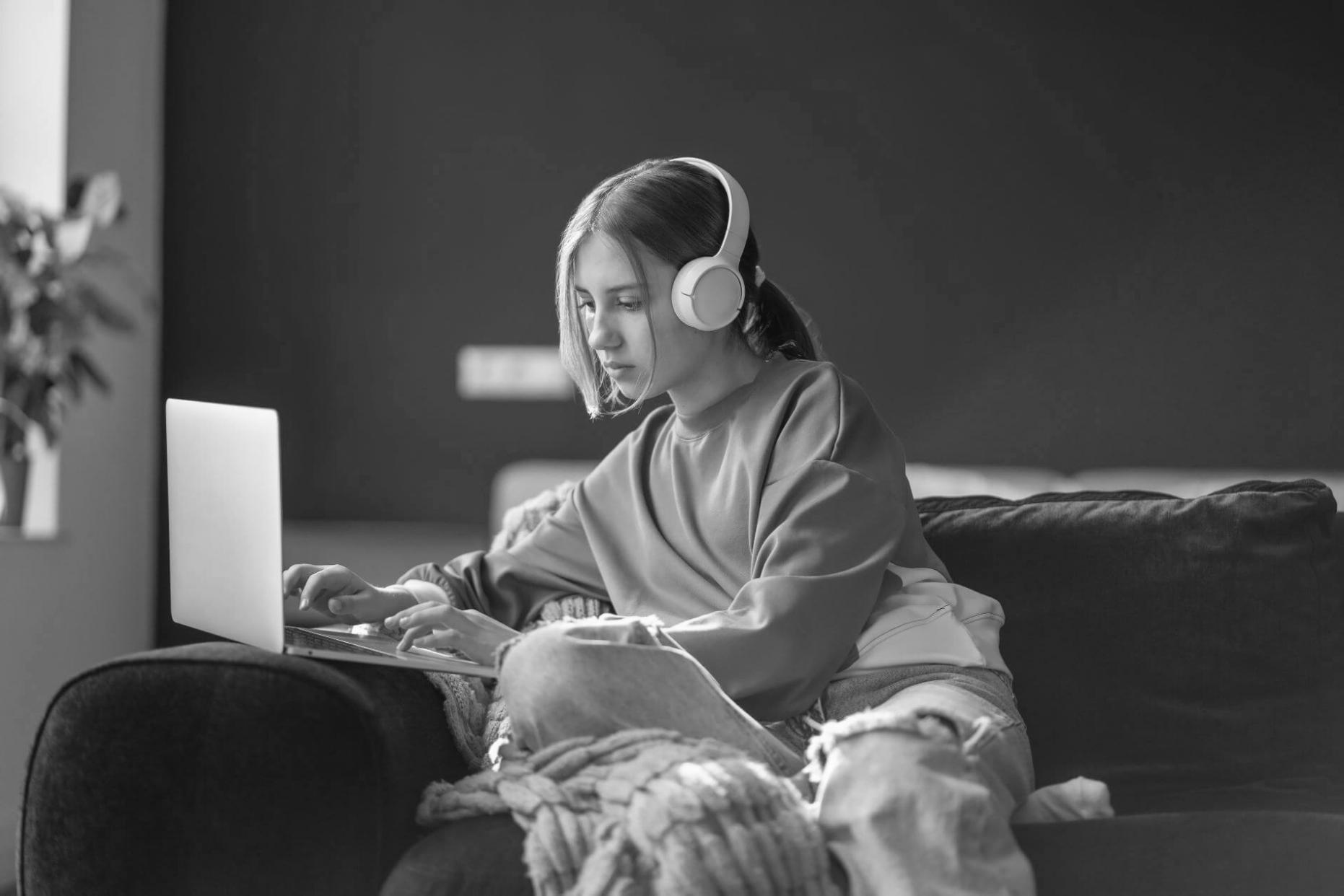 Session de formation en groupe sur l'analyse financière avec des participants engagés dans l'apprentissage pratique